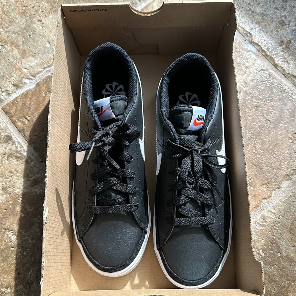 Nike Court Legacy men’s 8/womens 9.5